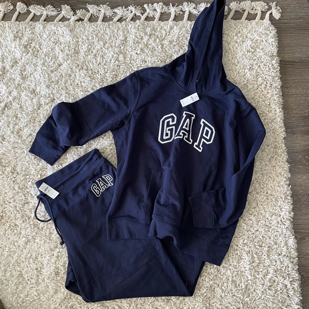 Brand new Women’s GAP sweatsuit (Hoodie & Pants) size xxl
